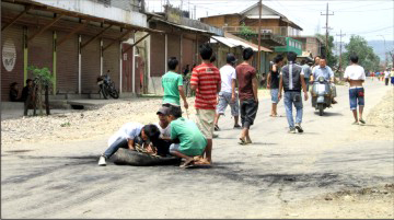 Bandh-supporters-enforcing-the-bandh-at-CCpur